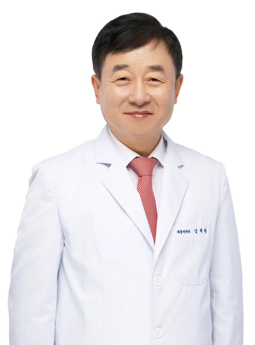 흰 가운을 입은 내과 전문의 남재현 박사